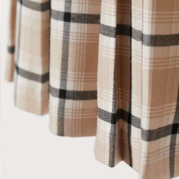 H&M Plaid Pleated Skirt - Picture 2 of 3